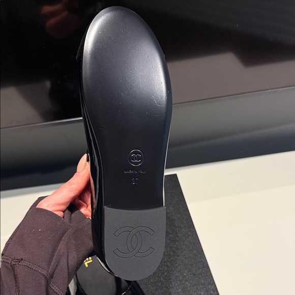 BRAND NEW CHANEL Black Patent Leather Mary Jane Flats - Picture 5 of 8